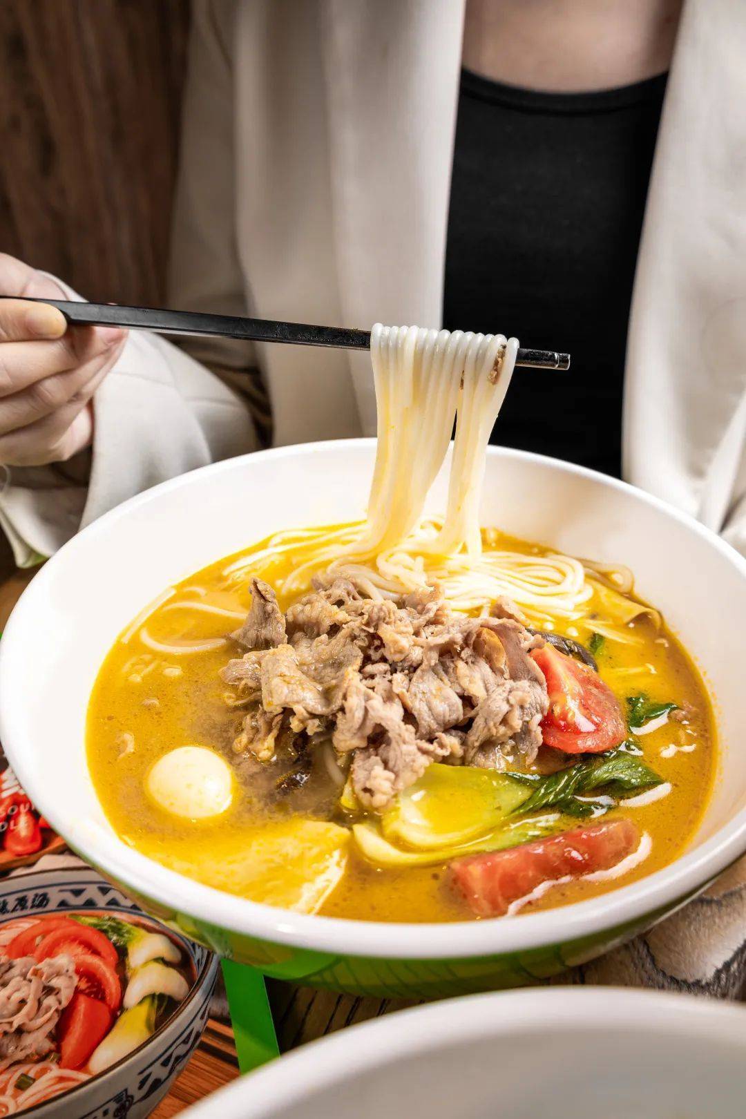 21年,1000 门店,只靠一碗地道云南米线!_肥牛_蒙自_服务
