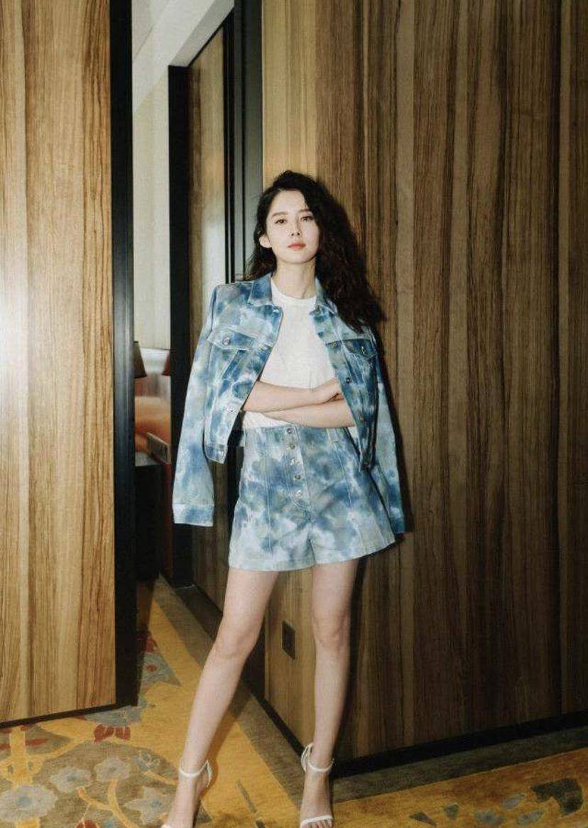 她被周星驰一眼看中,就凭这双"奶油腿",在娱乐圈想不火都难_景如洋