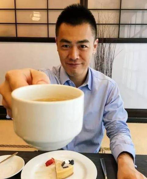 "打工仔"上非诚勿扰,24盏灯全灭,孟非笑了:他是刘銮雄儿子_刘鸣炜