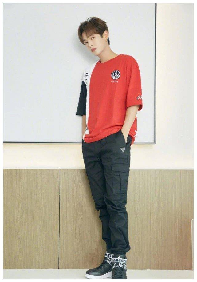 李汶翰是谎报身高了?穿上西装 小白鞋的腿都有1米3了吧?