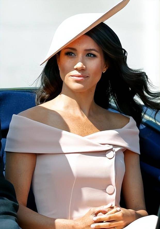 播客中加入了苏塞克斯公爵夫人,讨论了"bimbo"和"dumb blonde"的标签