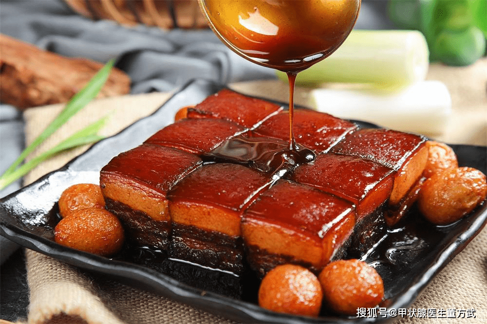 油腻的食物需要忌口，以免药性降低，例如油腻的鸡汤，肥猪肉，肥牛等食物都需要忌口。