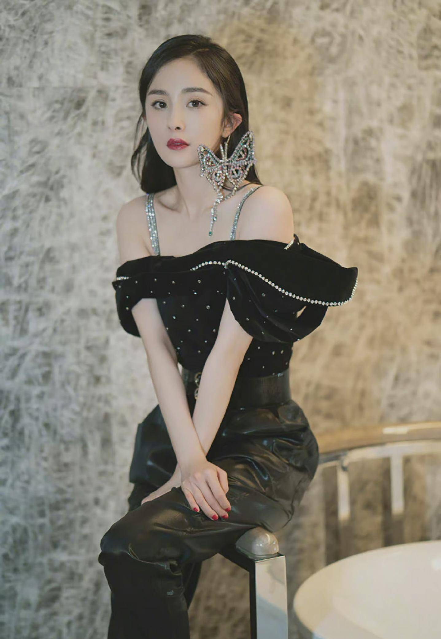 杨幂真有"贵妇"风范,穿一字肩配超大钻石蝴蝶耳饰,高级又迷人_黑色