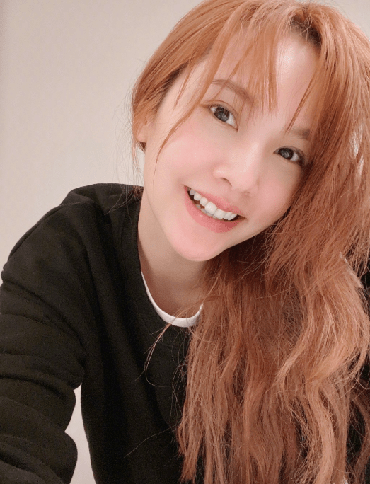 杨丞琳晒美照,自称"即使素颜也漂亮,扎起马尾面色潮红,果然不用化妆
