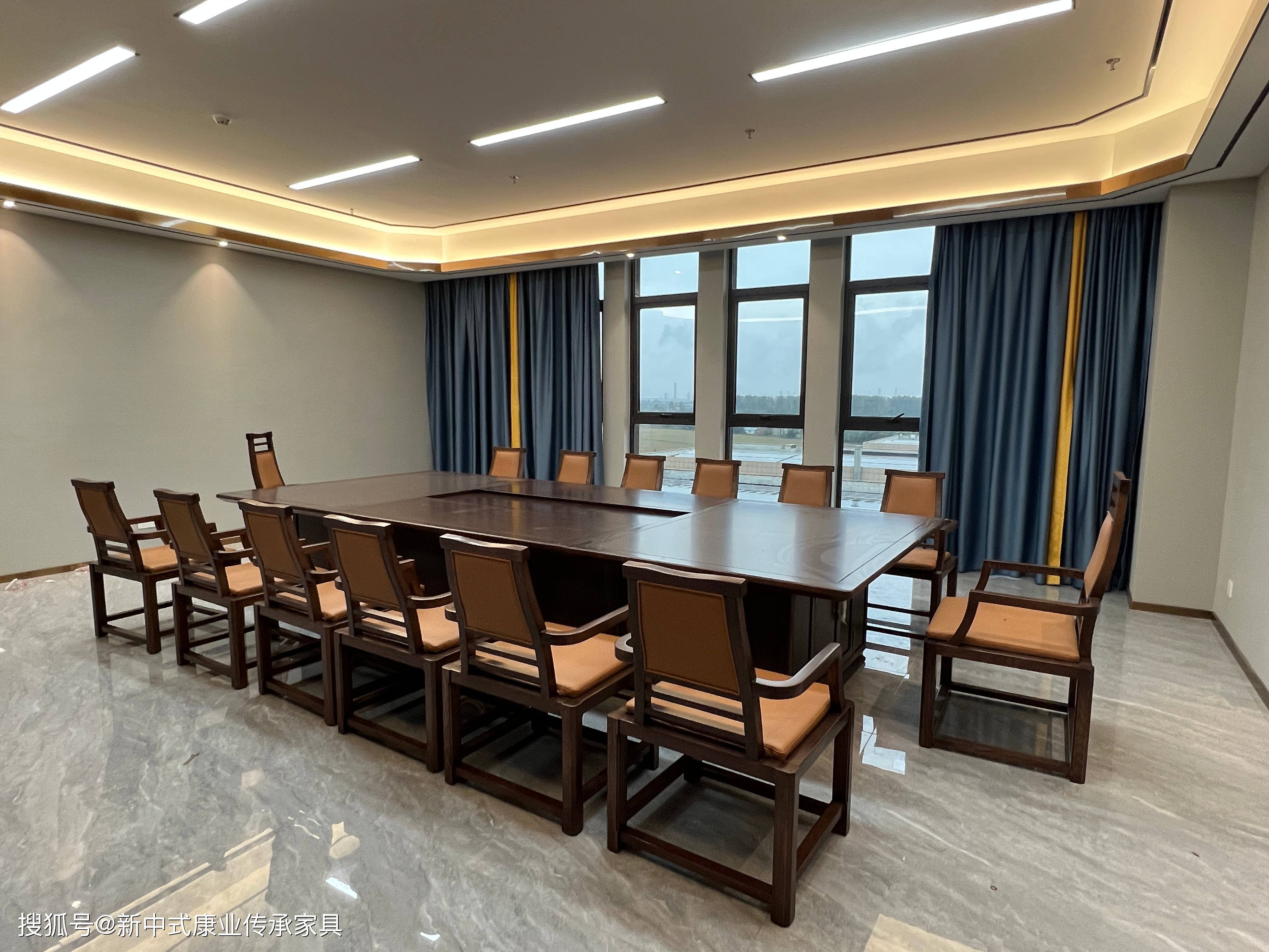 实木大板桌:新中式设计风格,简约而不单调的办公环境_大气_会议桌