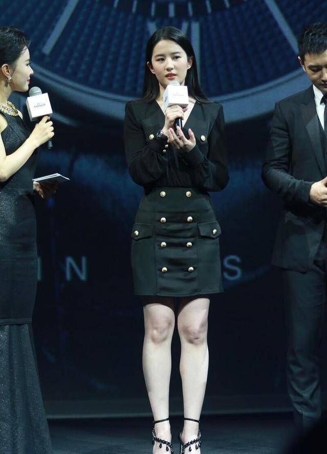 刘亦菲真不适合穿吊带裙,不像明星显得好幼稚,没有30多岁的气质_裙子