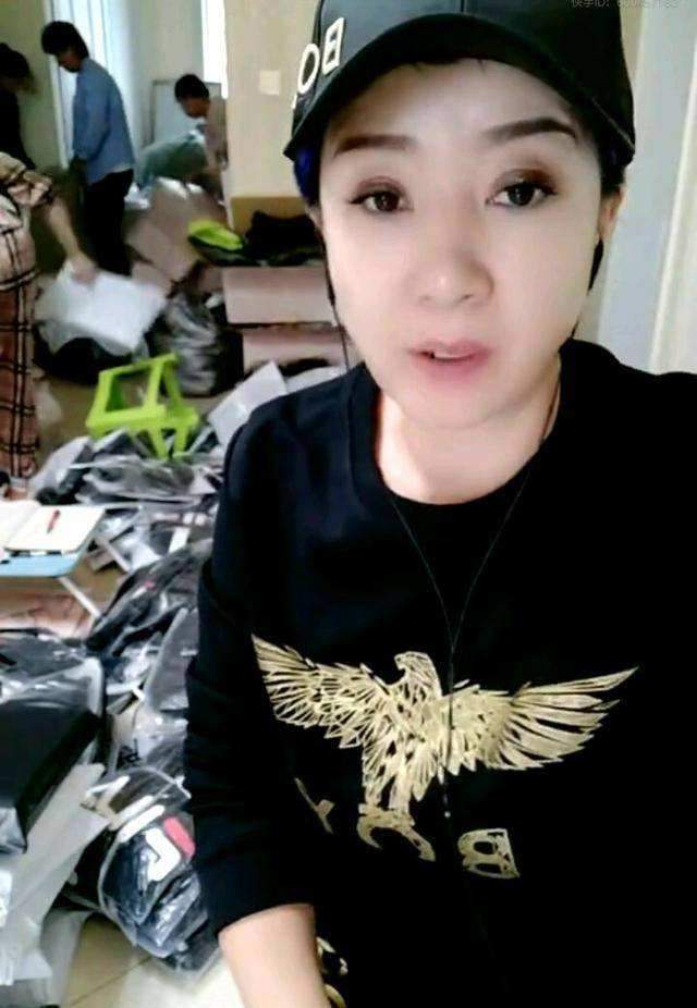 与原配离婚娶搭档,53岁和小美女牵手再起风波_孙小雨_表演_二人转