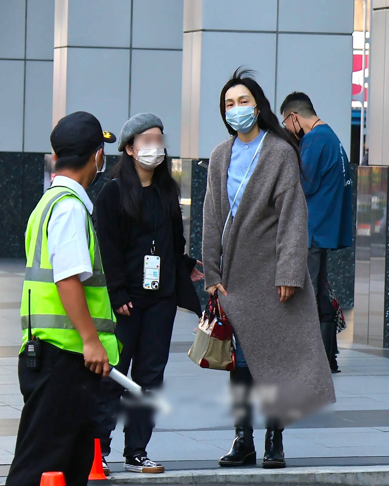 当时的范玮琪并没有化妆而是素颜示人,虽然戴着口罩,但是可以明显看出