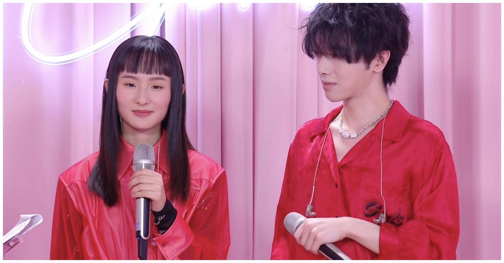 《明日之子》总决赛,四强造型来袭,张钰琪华晨宇变"情侣装"?