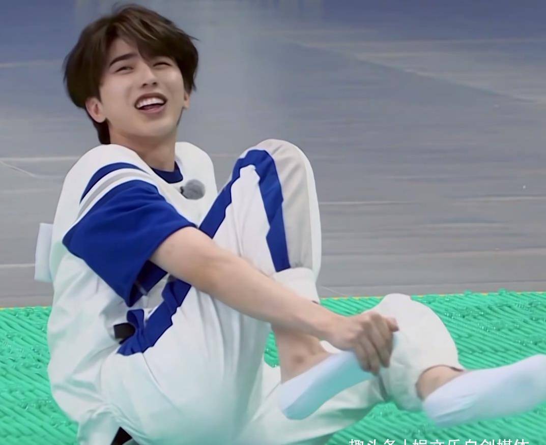 蔡徐坤跳远跳了第一名,脱下增高鞋后,这真实的腿长让人看愣了_时候