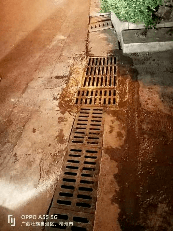 八中后门路面雨箅缺失，鱼峰住建及时处置消隐患！_雨水_施工人员_相关