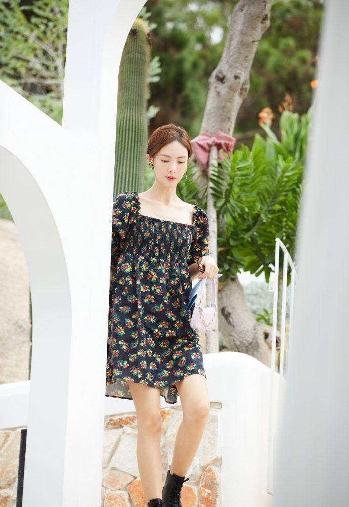 金晨身材曲线没得挑,穿马丁靴秀"直线"长腿,又细又长太撩人_公式_服装