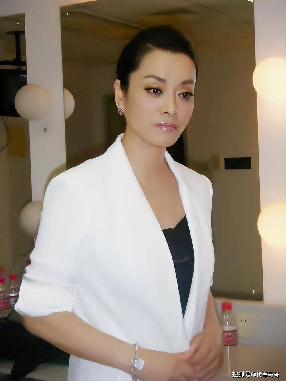 59岁的毛阿敏:39岁才结婚,丈夫离世后,留下一双未成年的儿女_解直锟