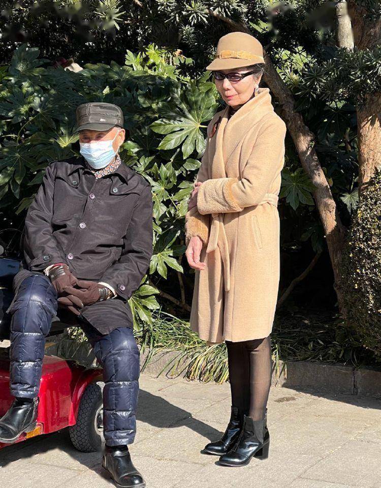 为什么劝女人少穿“大衣+丝袜”？看完上海奶奶的穿搭，你就懂了