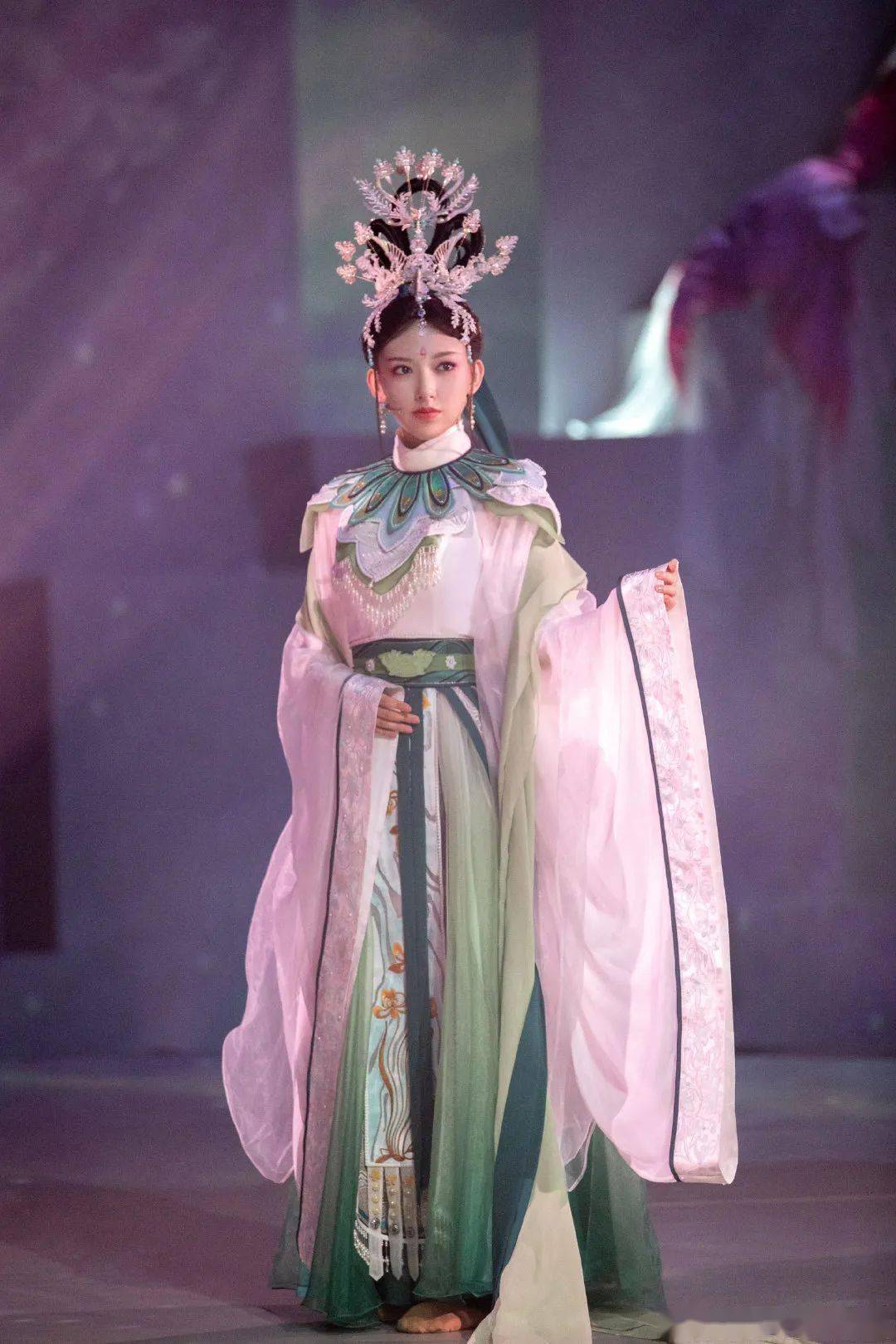 除了史书上记载的美人,也还原了神话《洛神赋》中的仙女.