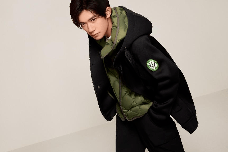波司登携手品牌代言人易烊千玺带来全新演绎_羽绒服_时尚_风衣