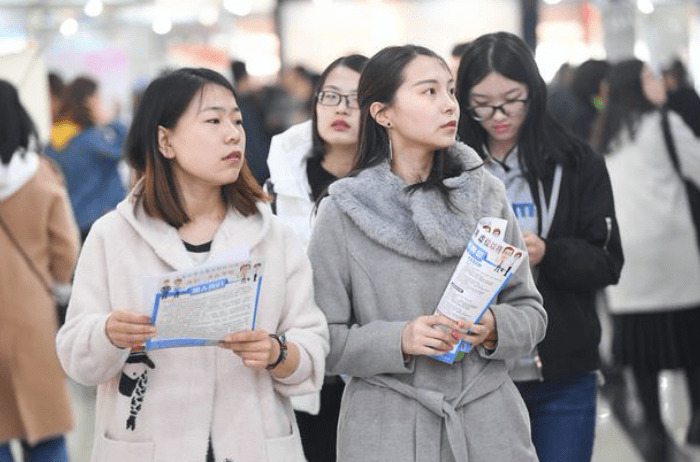 大学生面试接连碰壁,hr:我们不要三无毕业生,就业形势过于严峻_工作