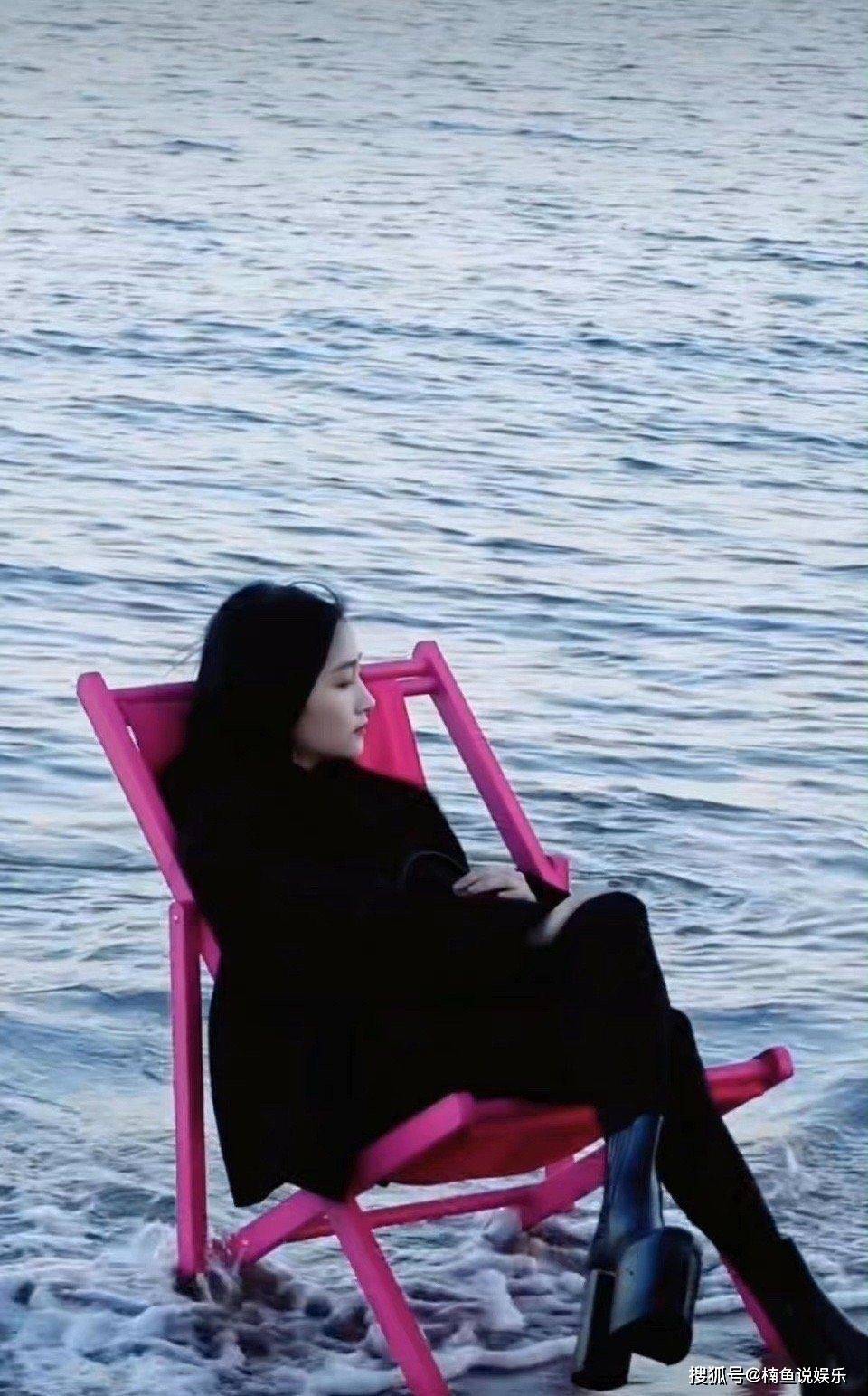 关晓彤怎么那么美,踩恨天高在海边拍美照,宛如氛围感美女_花絮_椅子