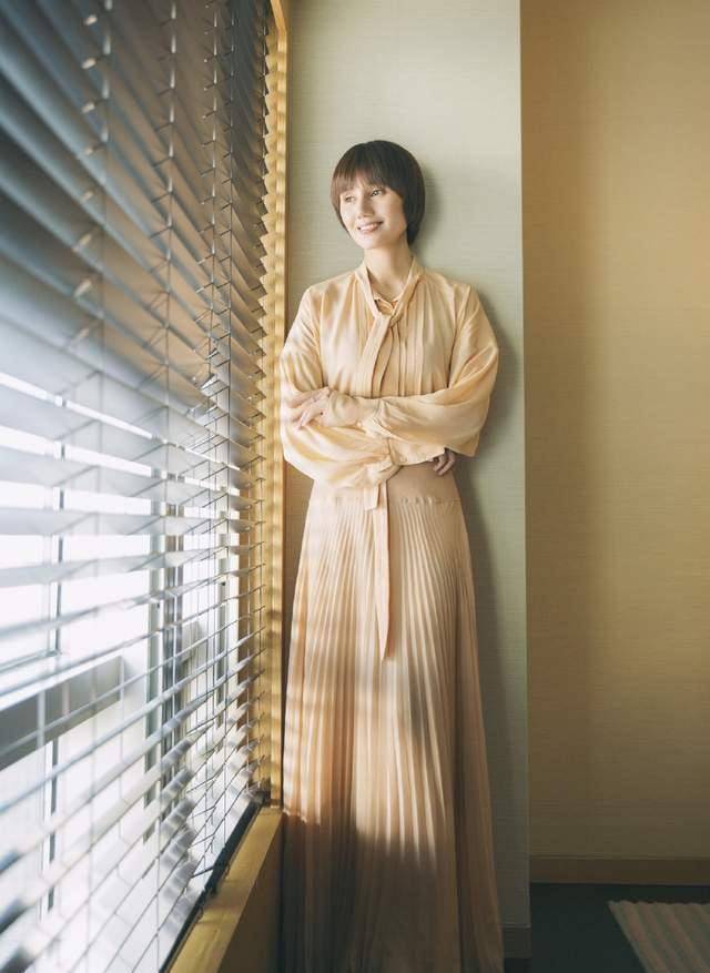 袁泉原来也这么敢穿,不仅服装搭配很大胆,腿上红丝袜更惹眼_连衣裙