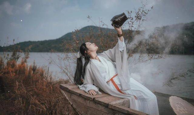 认为这是博主自己即兴创作的,实则是出自唐代诗人韦应物的《简卢陟》