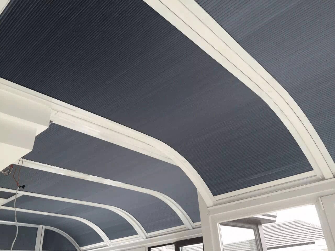 玻璃房遮阳帘安装,专业生产厂家提供价格合理的安装方案!