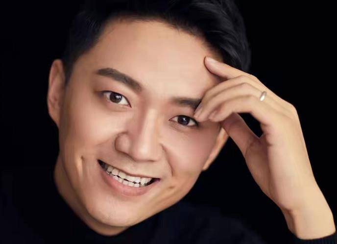 之后李鑫去山东卫视主持综艺《我是大明星》,凭借出众的口才和外形