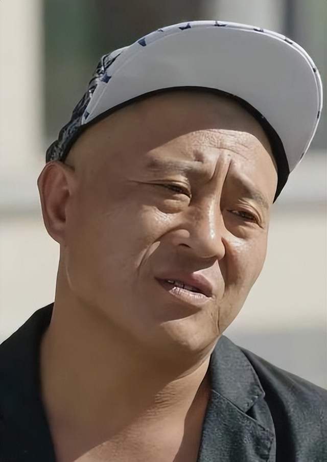 刘小光的喜剧人生,得赵本山提携走上舞台,却屡屡在翻车边缘徘徊_宁浩