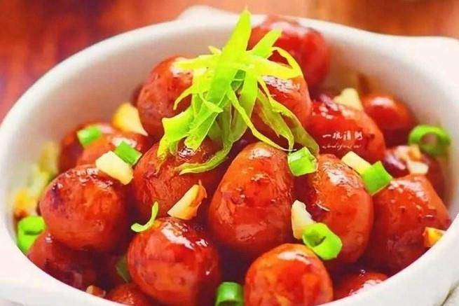 用料:土豆500克,植物油40克,葱5克,姜5克,水淀粉6克,食盐2克,味精1克
