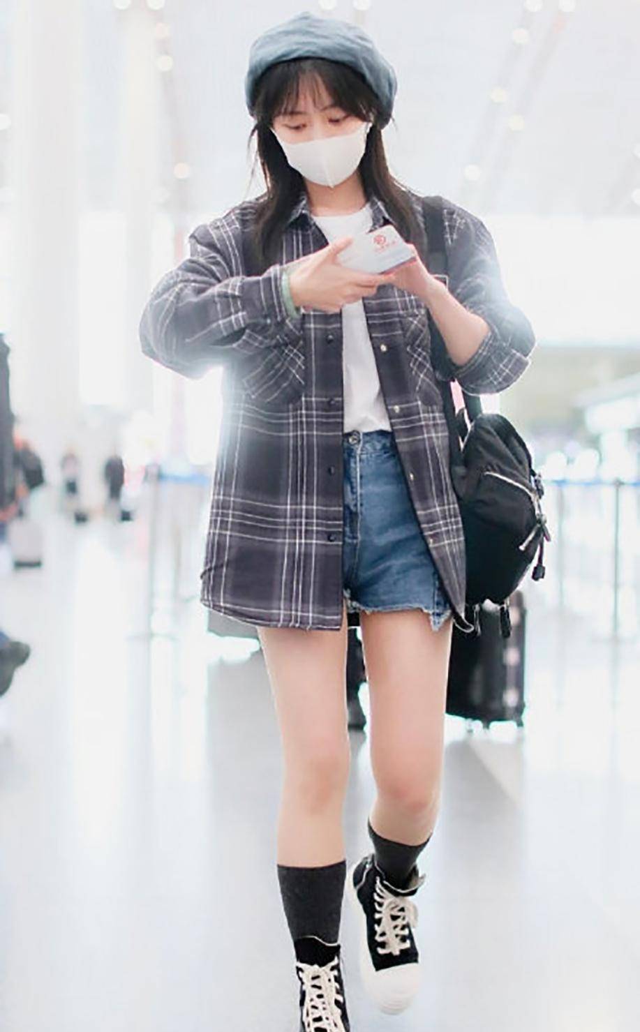 30岁的谭松韵也太美了,穿牛仔外套搭配马丁靴,年轻不止10岁_时尚_衬衫