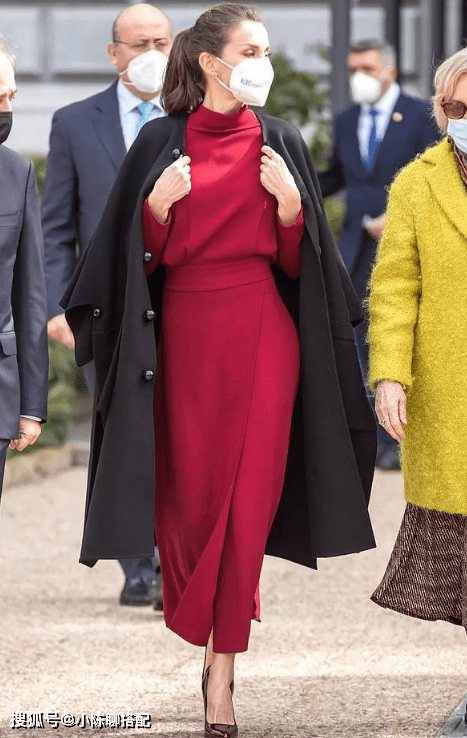 白发丛生却很有魅力,衣品比年轻还好,低调显贵_女人_莱蒂齐亚_白色