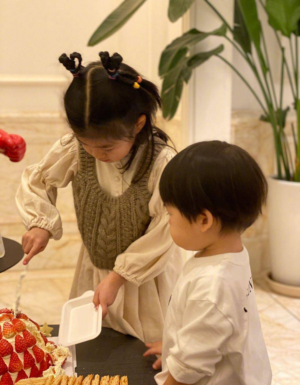 章子怡汪峰合体为醒醒庆生,小儿子罕见露正脸,力破分手传闻_孩子_女儿