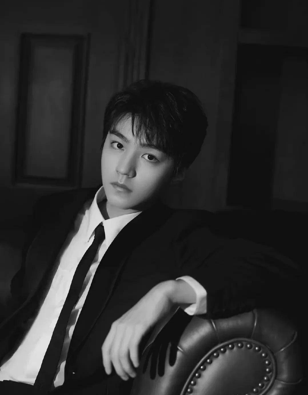 男明星黑白风大片:王一博任嘉伦氛围感十足,看到朱一龙太惊艳_感觉