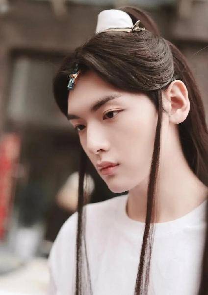 《天官赐福》出妆路透曝光,翟潇闻长发飘飘,张凌赫的花城被骂惨_谢怜