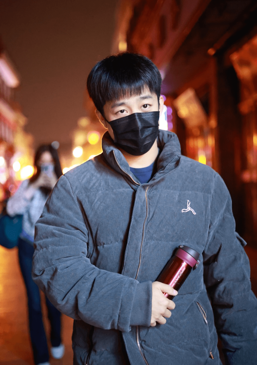 德云社张九龄与女友约会再被拍,两人坐在车里抽烟,共同返回家中_女生
