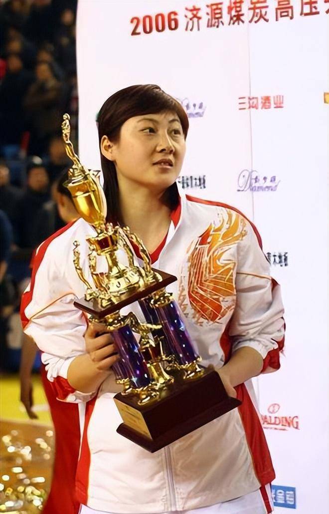 卞兰近况:彪悍的女篮5号曾因罢工隐匿,36岁的双胞胎_中国女篮_边兰