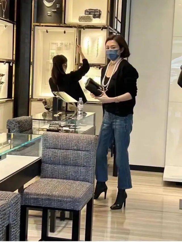 关之琳参加富婆聚会,美颜嫩成90后,66岁吕良伟穿皮衣似帅小伙!