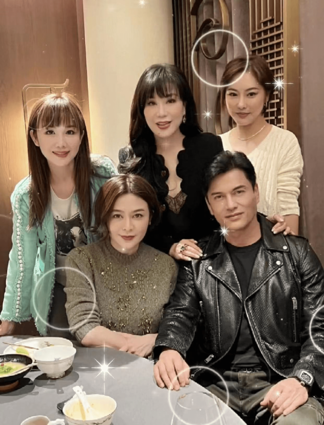 关之琳参加富婆聚会,美颜嫩成90后,66岁吕良伟穿皮衣似帅小伙!