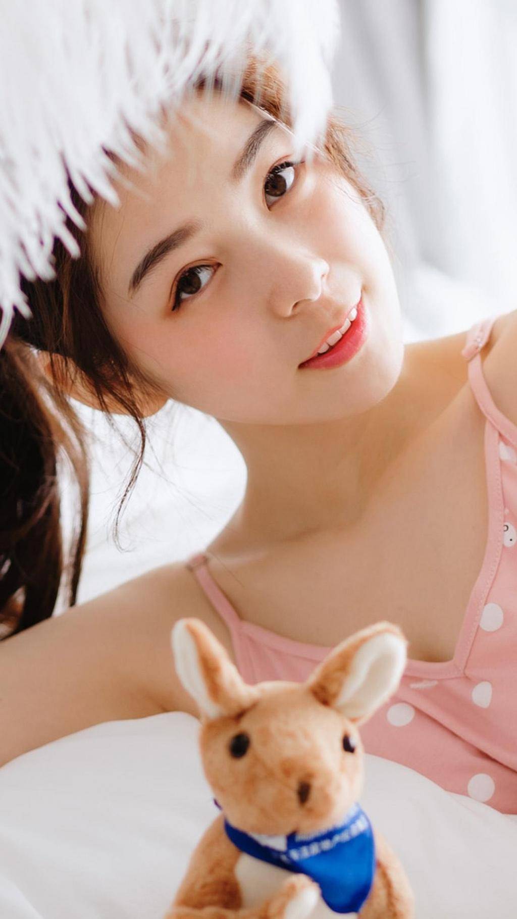 高马尾少女粉色吊带裙迷人居家私房照