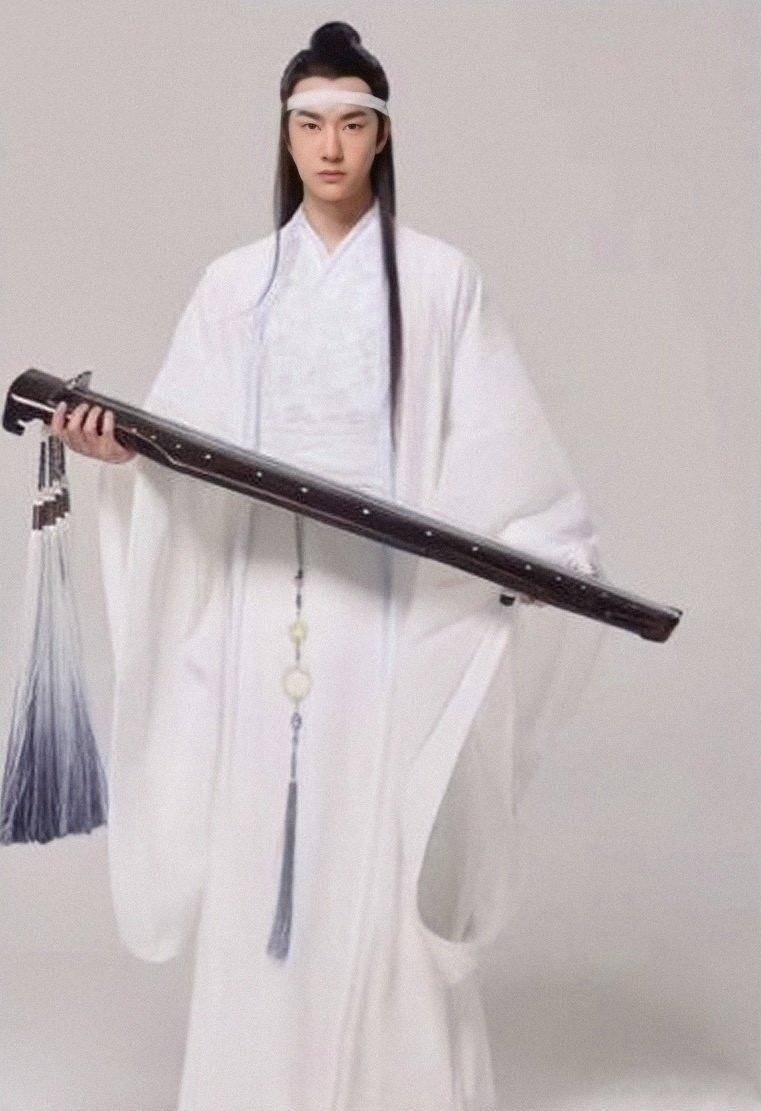 王一博《陈情令》初始定妆照,古装pk现代装穿搭,你更喜欢哪个?