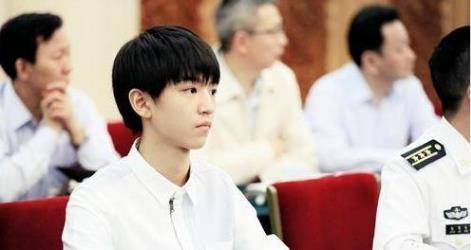 素颜出镜！人民大会堂里的明星百态，明星素颜在人民大会堂：真实一面大揭秘