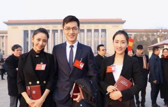 素颜出镜！人民大会堂里的明星百态，明星素颜在人民大会堂：真实一面大揭秘