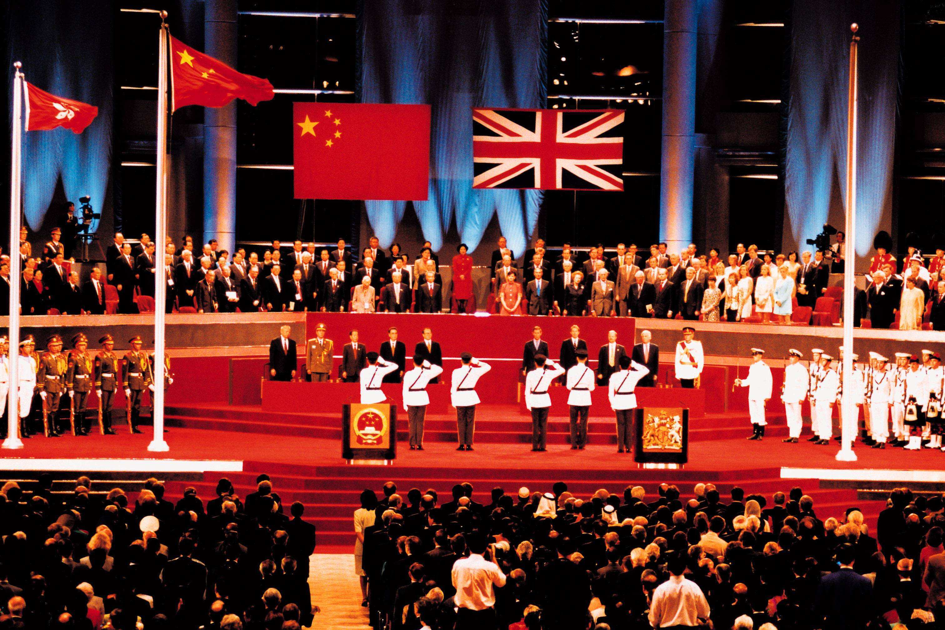 1997年7月1日香港回归;1999年12月20日,葡萄牙澳门回归
