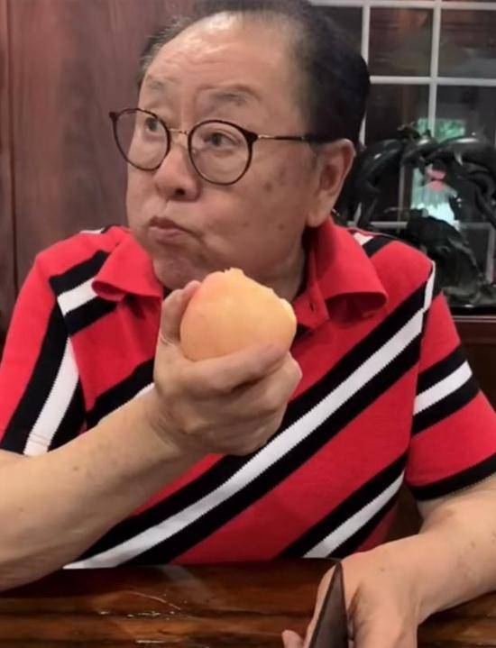 马德华本人也是再一次模仿起了这个经典场面,虽然没有服装化妆和道具