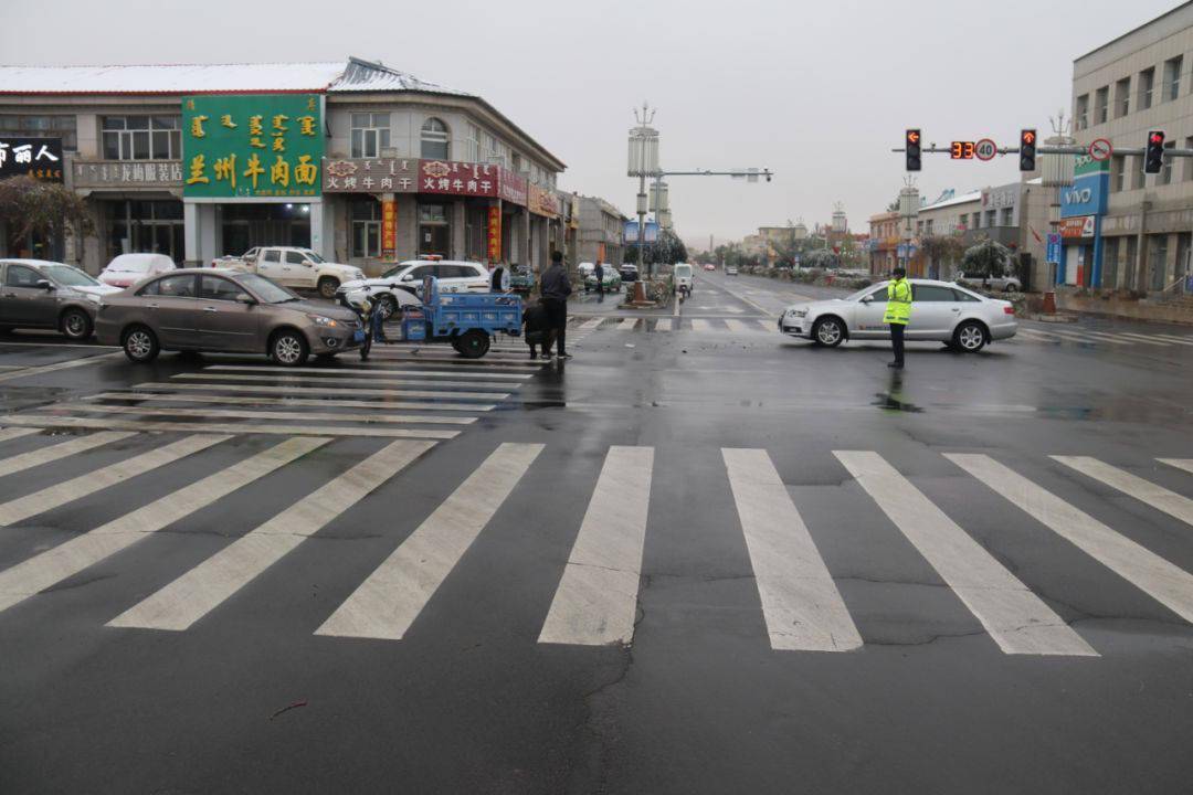 老人雨天未戴头盔还闯红灯,这下"悲剧"了._电动车_王某_交通