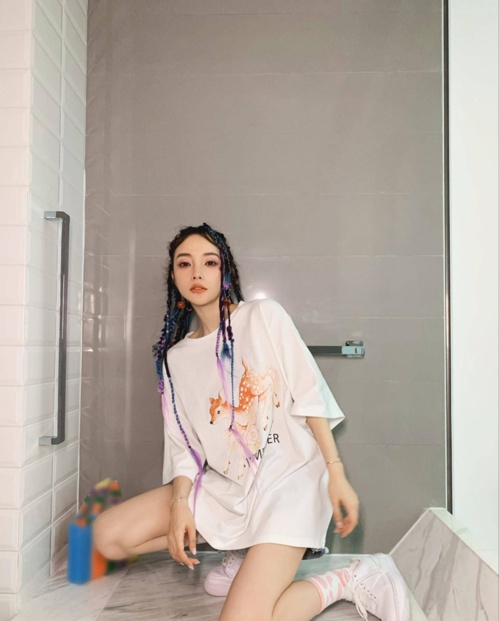 李小璐扎脏辫露肚脐秀美腿,热爱嘻哈风格又惹网友非议_造型_身材_评论