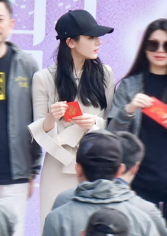 《你是我的荣耀》路透,热巴穿时尚裙显身材,网友却被她眼角吸引_杨洋