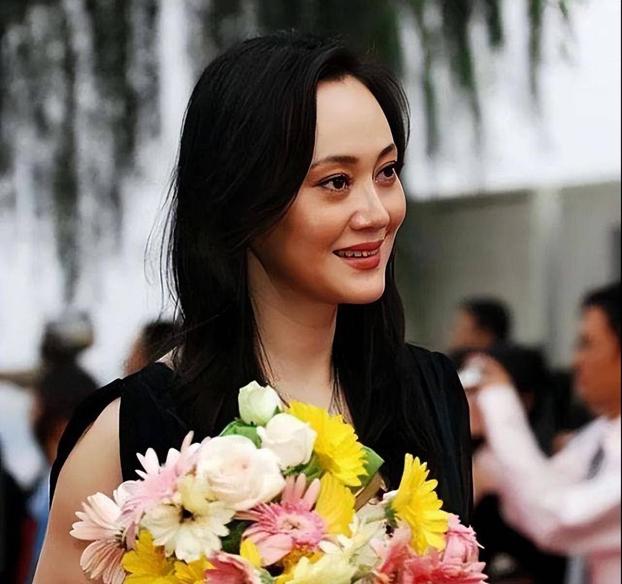 然而,在大宋佳28岁那年,丈夫张学津意外感染了丙肝,在照顾丈夫一年后