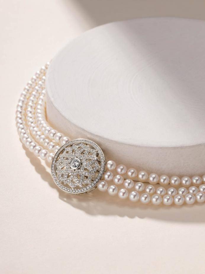 英国王室传承了三代人的珍珠项链,背后藏着怎样的故事?