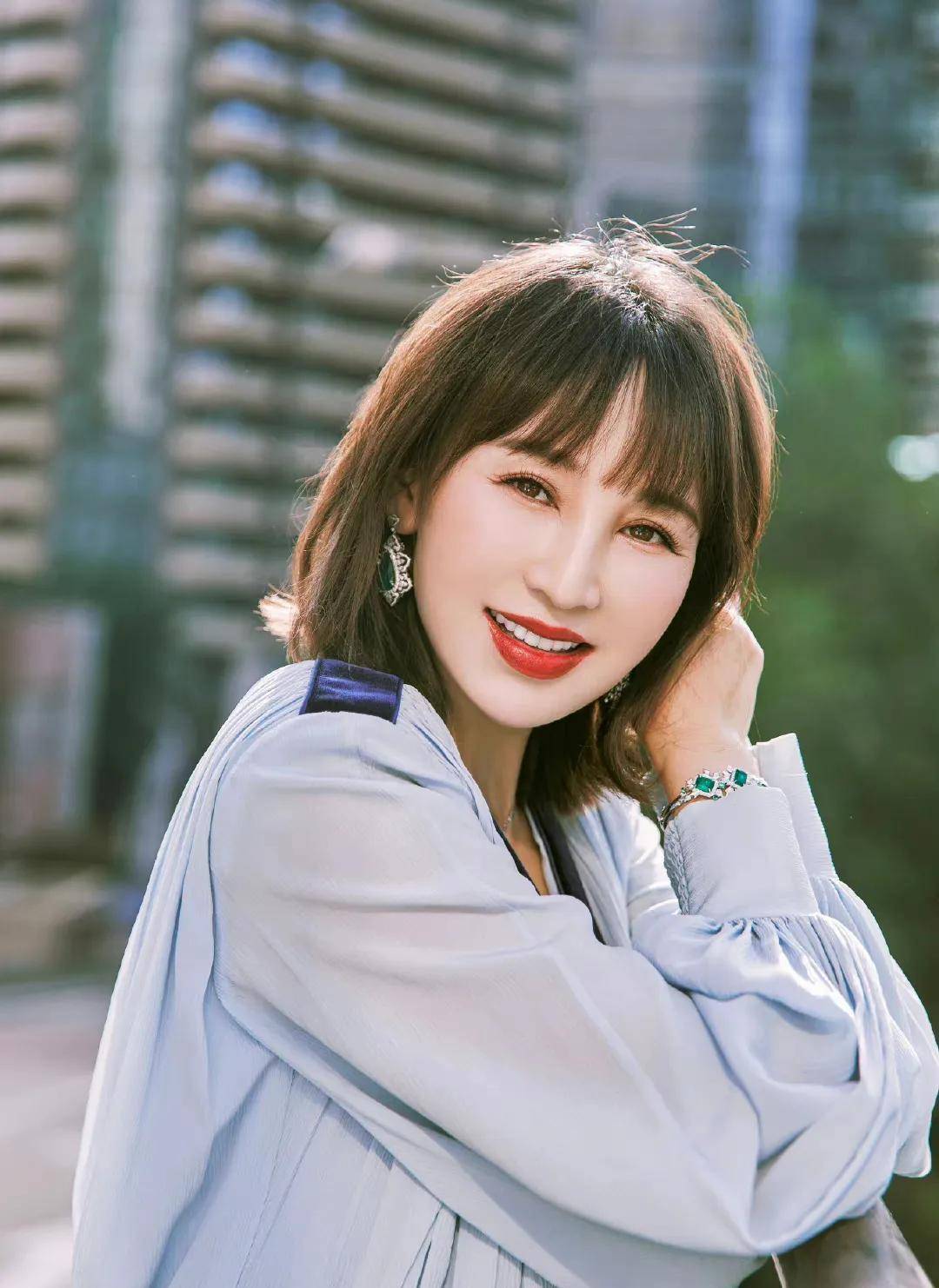 岳丽娜:她卖了房子给老公看戏,婚后,她连续生了三个孩子,她现在怎么样