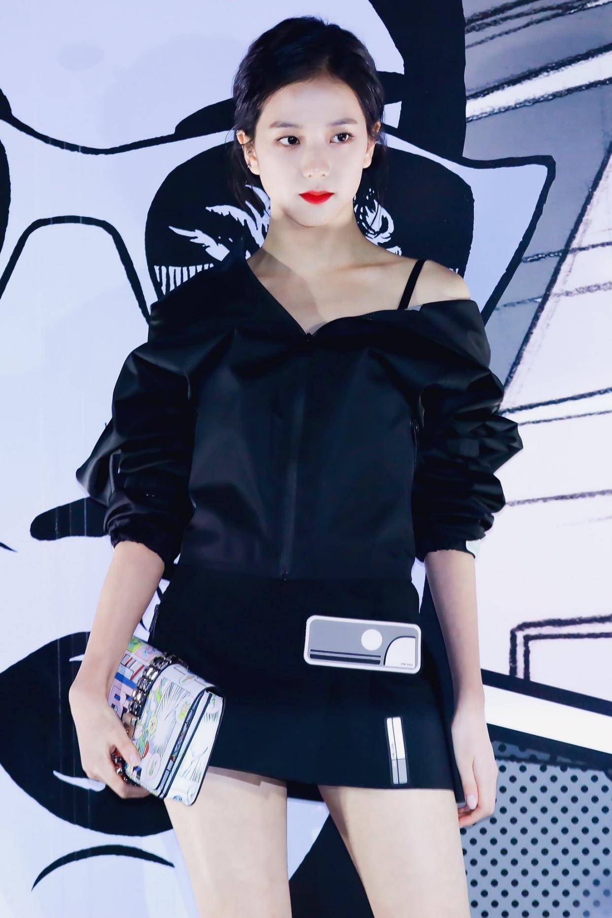 金智秀肤如凝脂,气质超群,衣品也是人间仙子般美好,我太爱她了